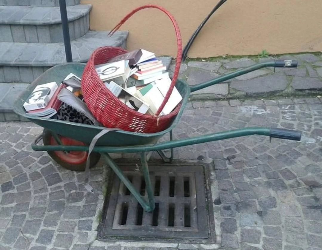 Una carriola carica di libri in un vicolo di Cuti