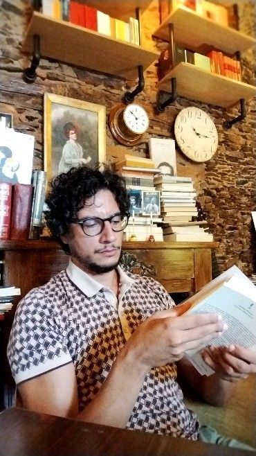 Daniel Cundari con un libro