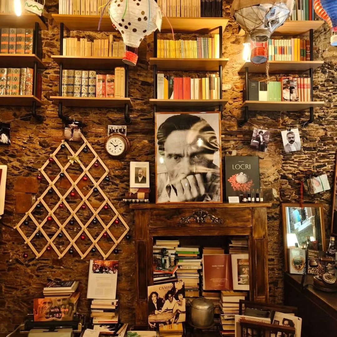 Parete della biblioteca con libri e mongolfiere