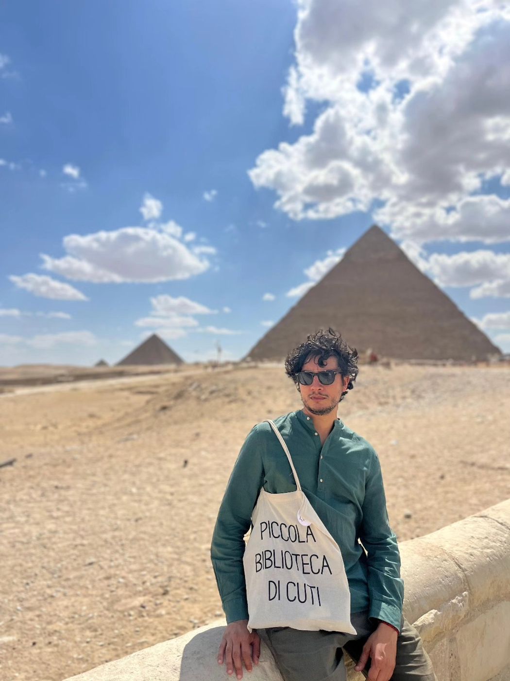 La borsa della biblioteca davanti alle piramidi
