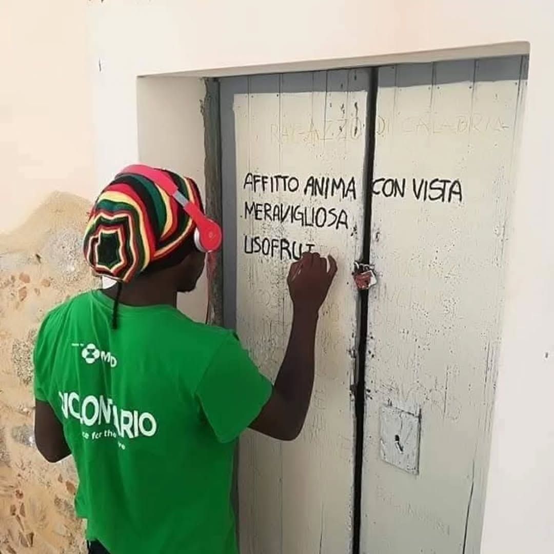 Un visitatore scrive sulla porta della biblioteca