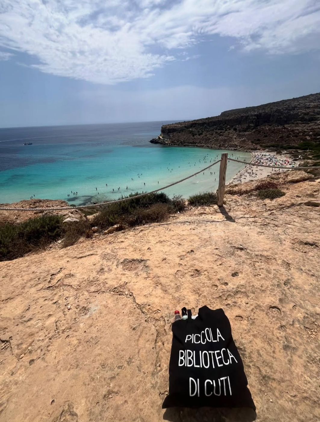 La borsa della biblioteca su una spiaggia